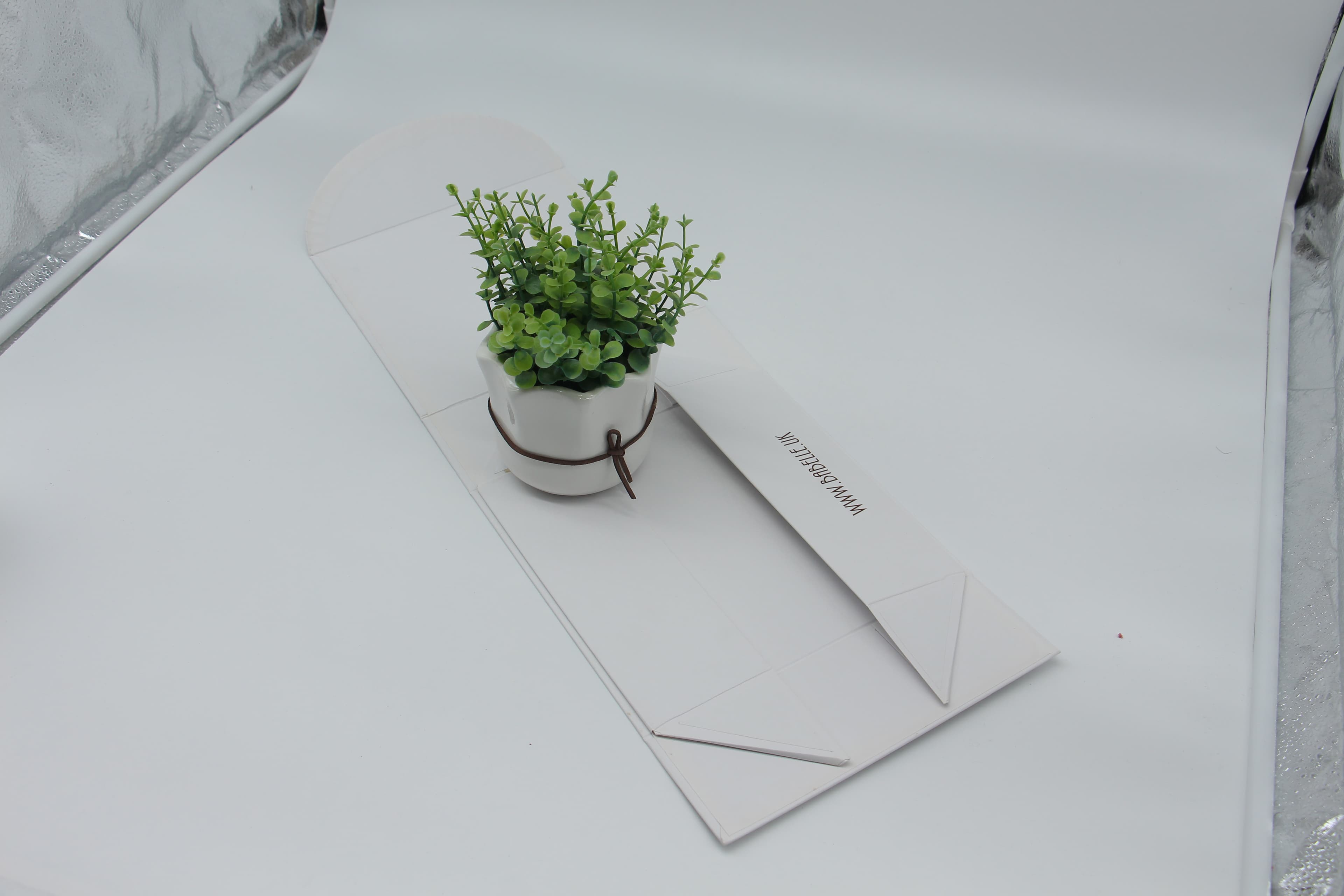 Auto-lock bottom folding box flat and assembled